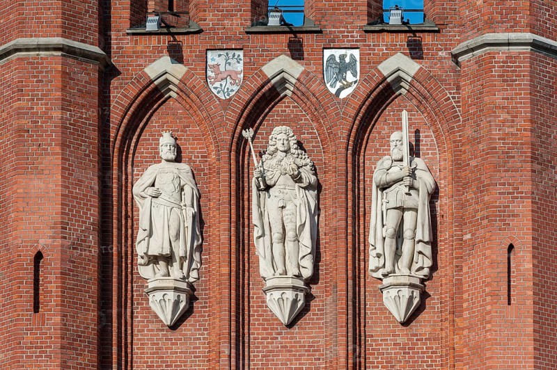 Sandstone statues at the King's Gate