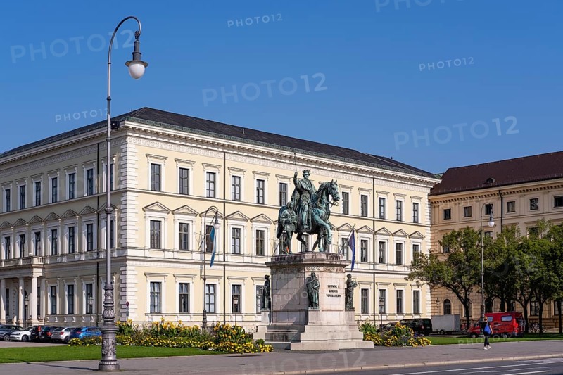 Equestrian statue of King Ludwig I and Palais Leuchtenberg