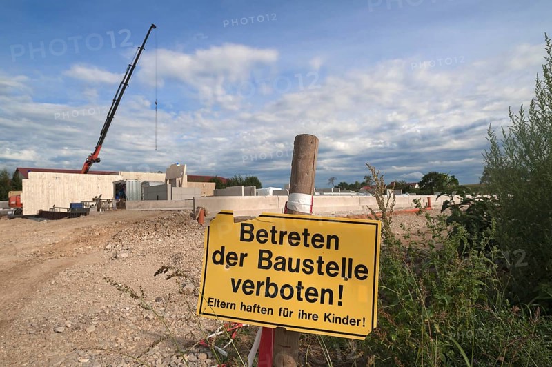 Prohibition sign 'keep off construction site'