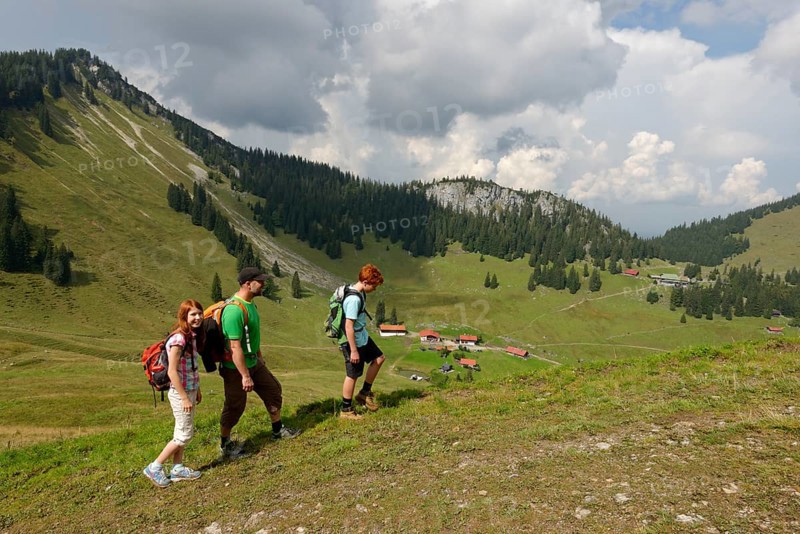Hikers on Sutten mountain in the Suttenregion