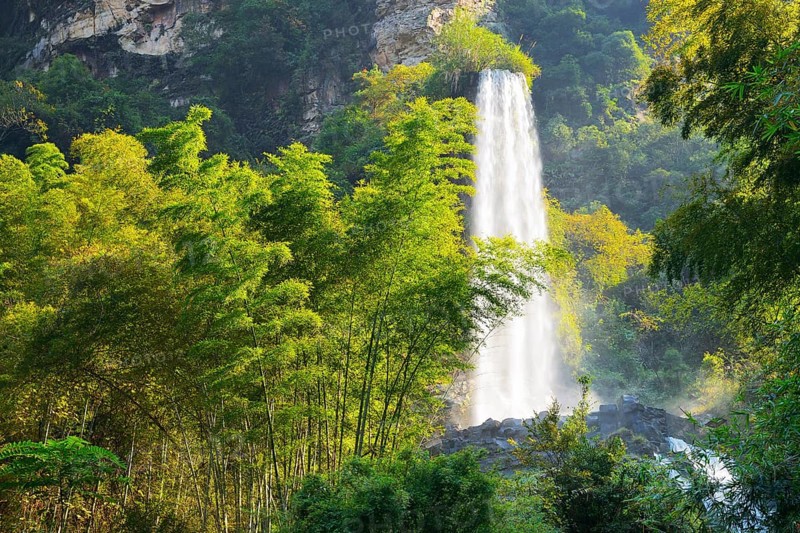 Large waterfall on Baofeng Lake