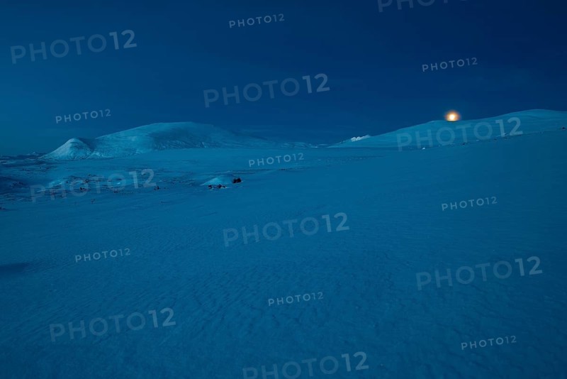 Moonset in the wintry Fjell