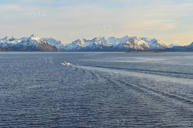 Boat entering the Sortlandsund