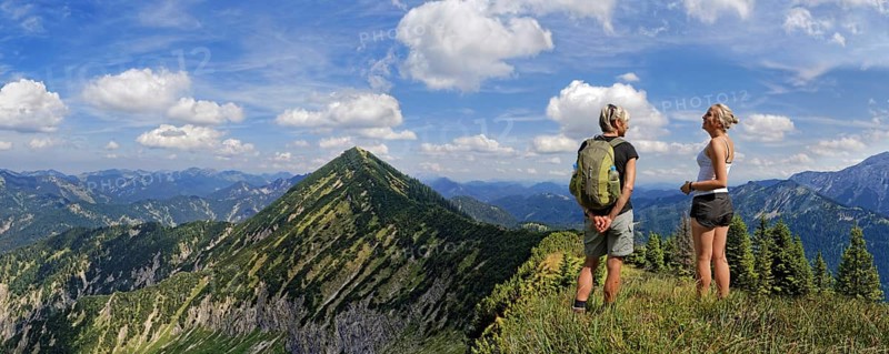 Hikers on the Blaubergkamm ridge overlooking the Halserspitze peak