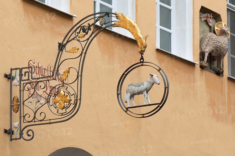 Hanging sign of the Schurstabhof Zum Lamm