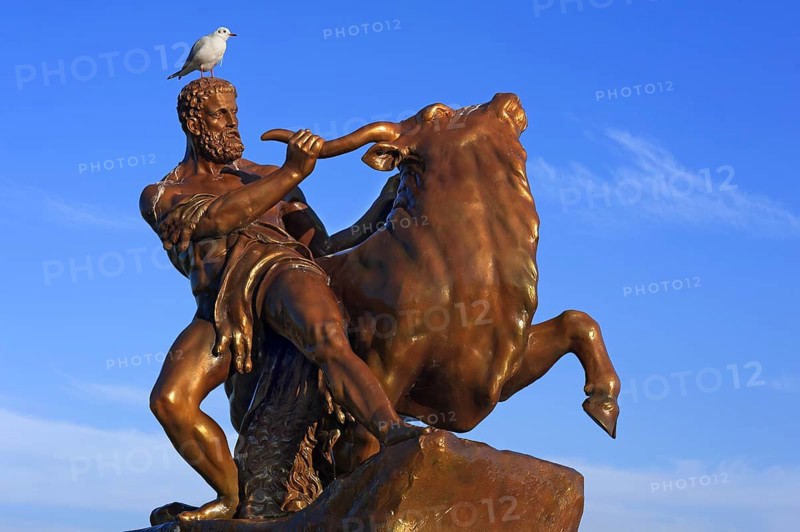 Sculpture of Hercules wrestling with the Cretan bull