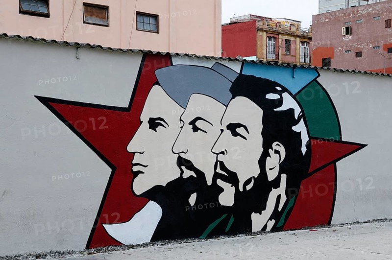 Mural 'Todo por la Revolucion' with national heroes Julio Antonio Mella