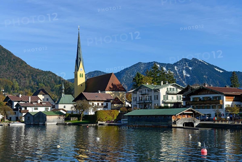 Parish Church of St. Lawrence in front of Bodenschneid und Stumpfling mountains