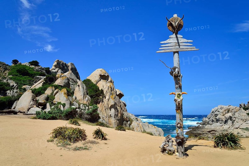 Decorated pole of the hippies in the Valle della Luna
