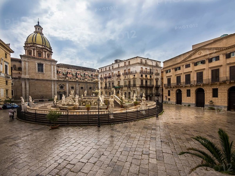 Fontana della Vergogna fountain in Piazza Pretoria by the Florentine Mannerist sculptor Francesco Camilliani