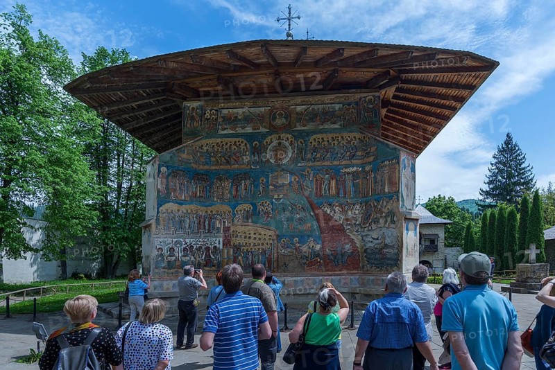 Tourists in front of wall frescoes