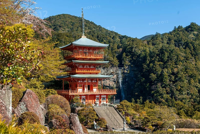 Nachi waterfall behind pagoda of Seigantoji Temple