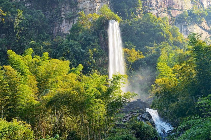 Large waterfall on Baofeng Lake