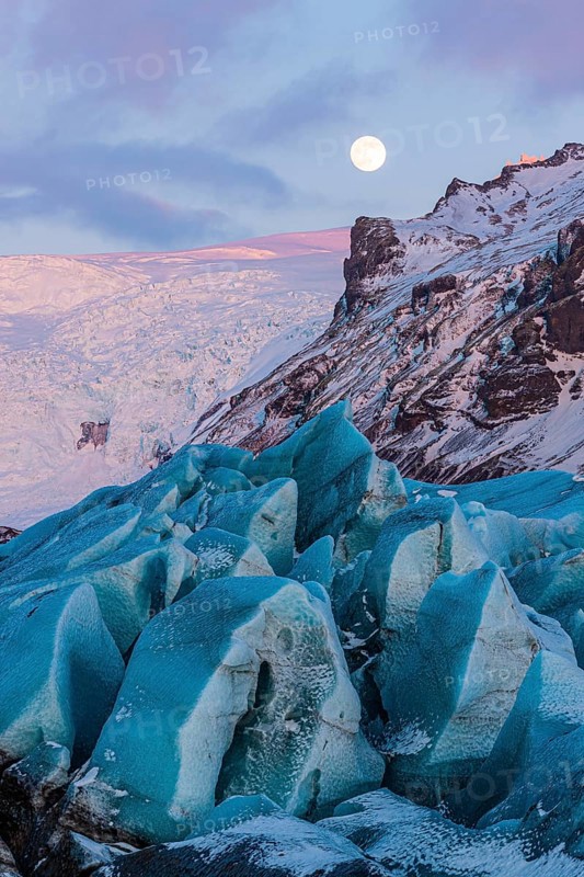 Full moon over Svinafellsjokull