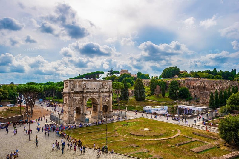 Tourists in front of the Arch of Constantine