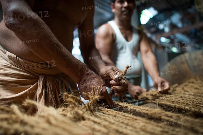 Manufacture of mats from coconut fibres or coir