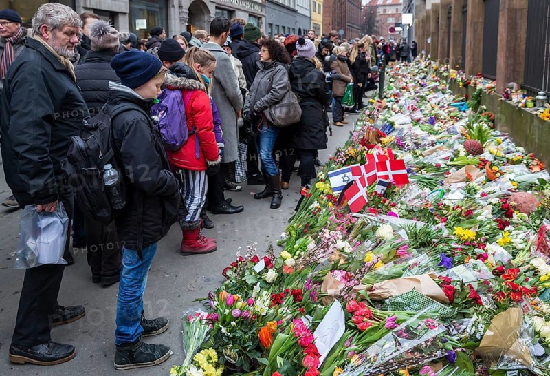 Flowers and flags to commemorate the victim of the terrorist attack that killed a man at Copenhagen's main synagogue on 15 February 2015