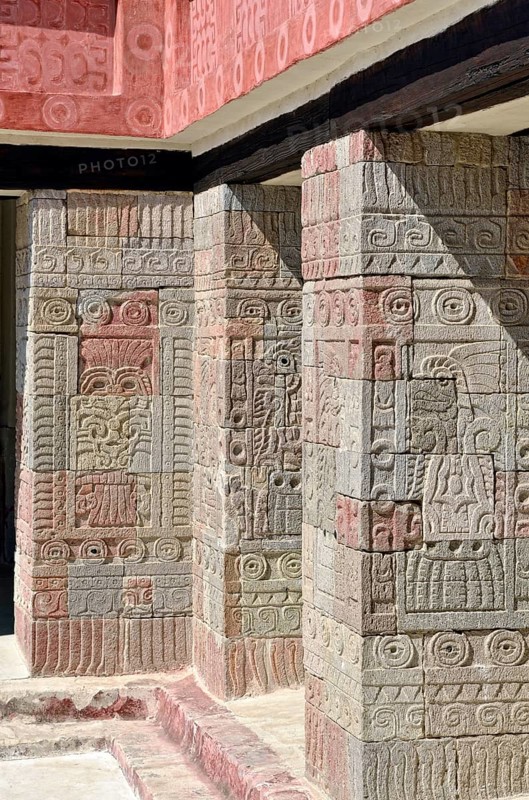 Courtyard with square relief columns in the Palacio de Quetzalpapalotl