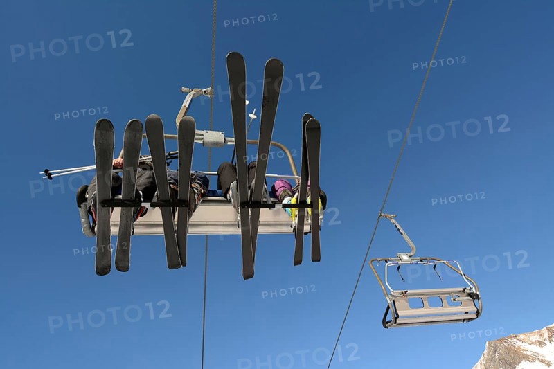 Ski lift and skiers