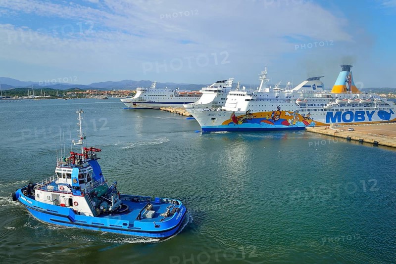 Pilot vessel in front of ferries
