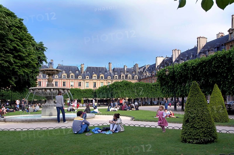 Place des Vosges with tourists