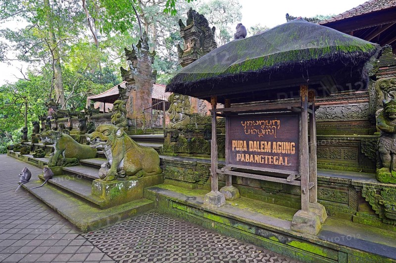 Outer wall with statues of various gods at the Pura Dalem Agung Padangtegal temple in Ubud Monkey Forest