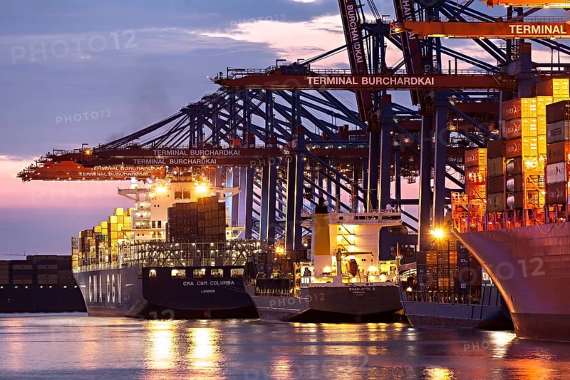 Fully automatic unloading of container ships