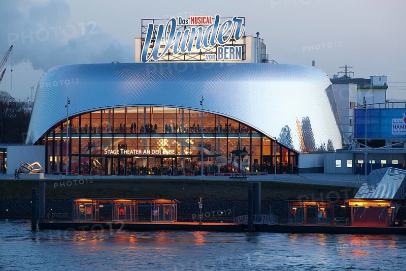 Stage Theater an der Elbe with illuminated foyer