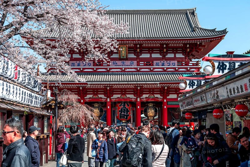 Tourists on the way to Hozomon Gate