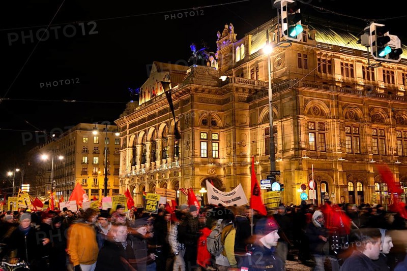 Demonstration against PEGIDA at the Opernring