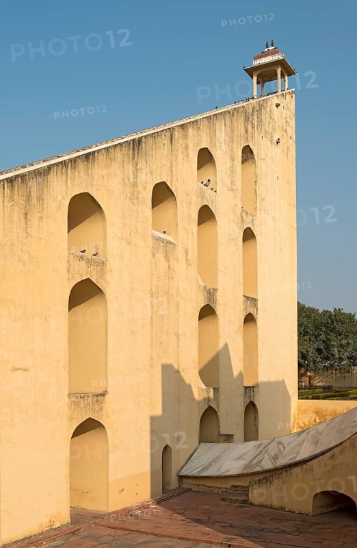 Giant sundial