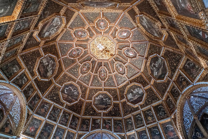 Golden ceiling in a chamber