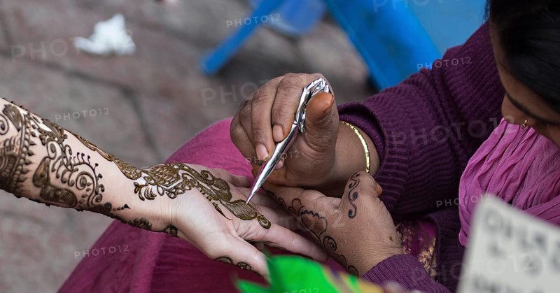Henna tattoo artist on the Chandni Chowk market