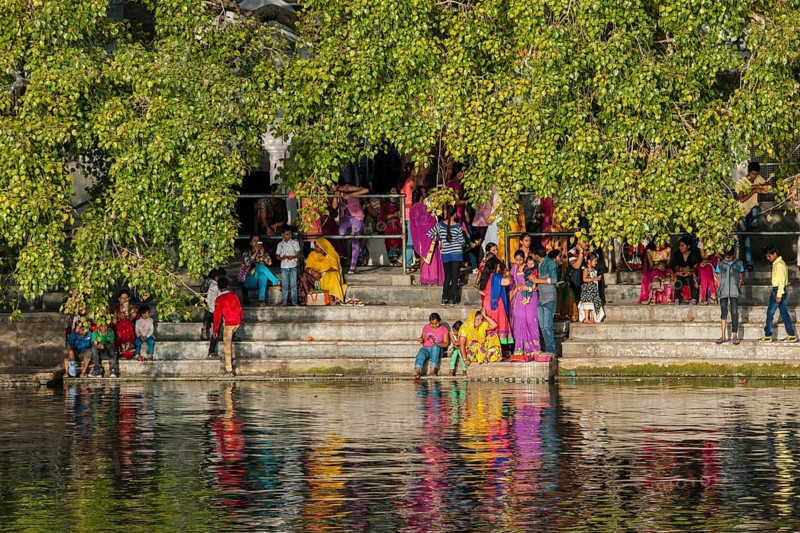 Scene on the banks of Lake Pichola in the historic centre