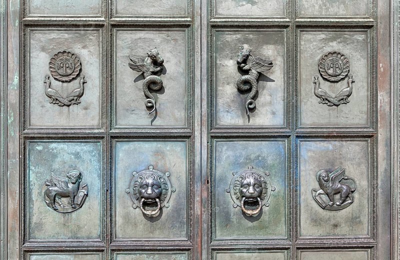 Door knocker at the entrance portal
