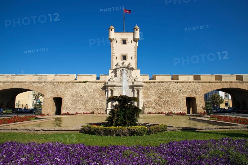 Puerta de Tierra gate at Plaza de la Constitucion