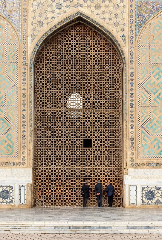 Uzbek men at Bibi-Khanym Mosque