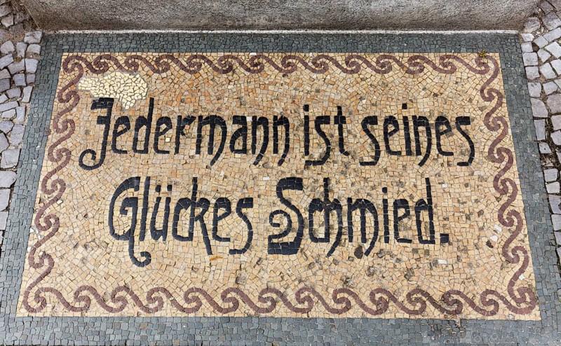 Jeder ist seines Gluckes Schmied""