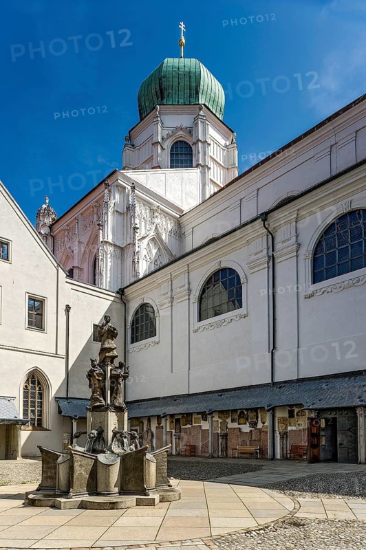 Sixtus chapel on the left