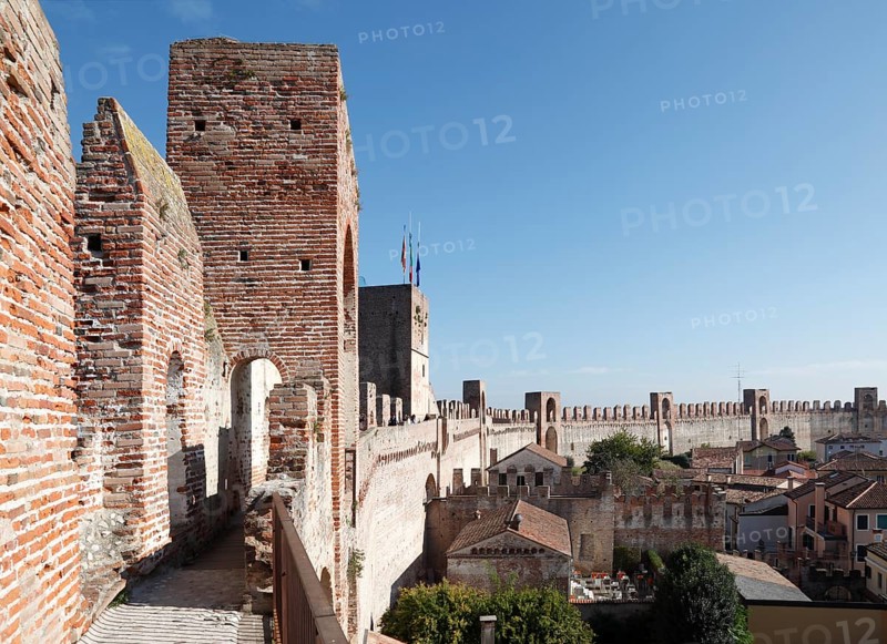 Parapet walk and city wall