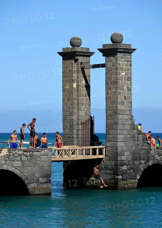 Local children and young people bathing at the Puente de las Bolas