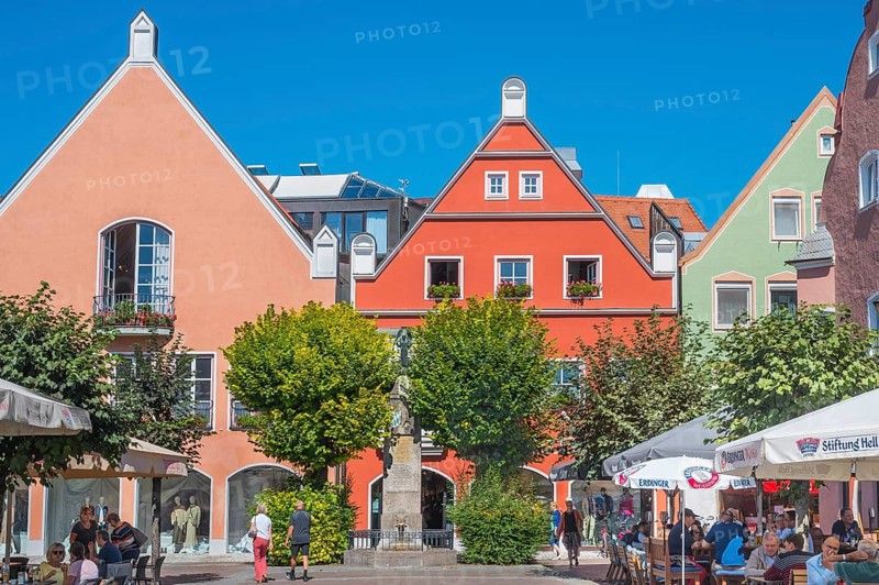 Colourful facades and war memorials