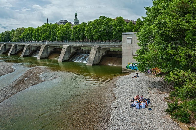 Wehrsteg footbridge and Isar beach