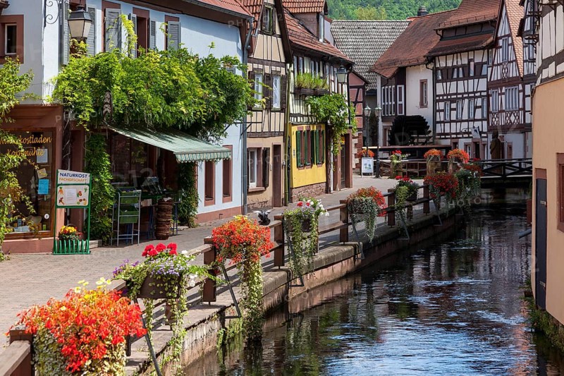 Wassergasse street with the Queich river