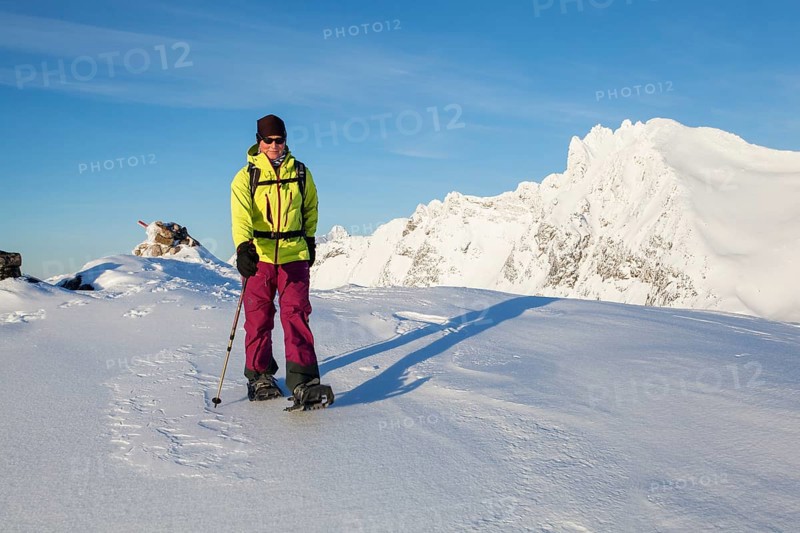 Snowshoe hikers on snowshoe tour on Tverrfjellet