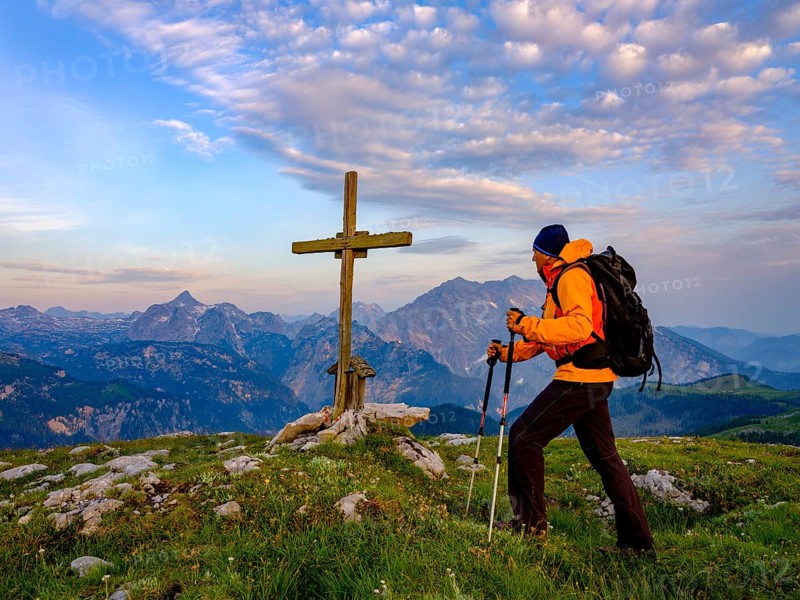 Mountaineer at the summit cross of the Hochsaul