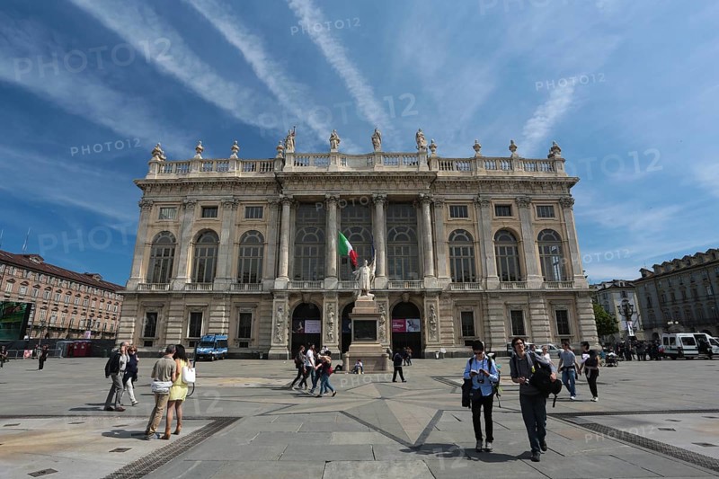 The Palazzo Madama with the monument to the Sardinian troops