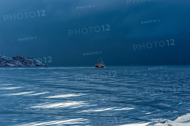 Ship on the horizon