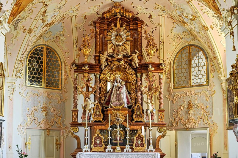 Main altar with painting