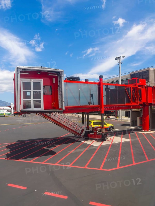 Passenger boarding bridge